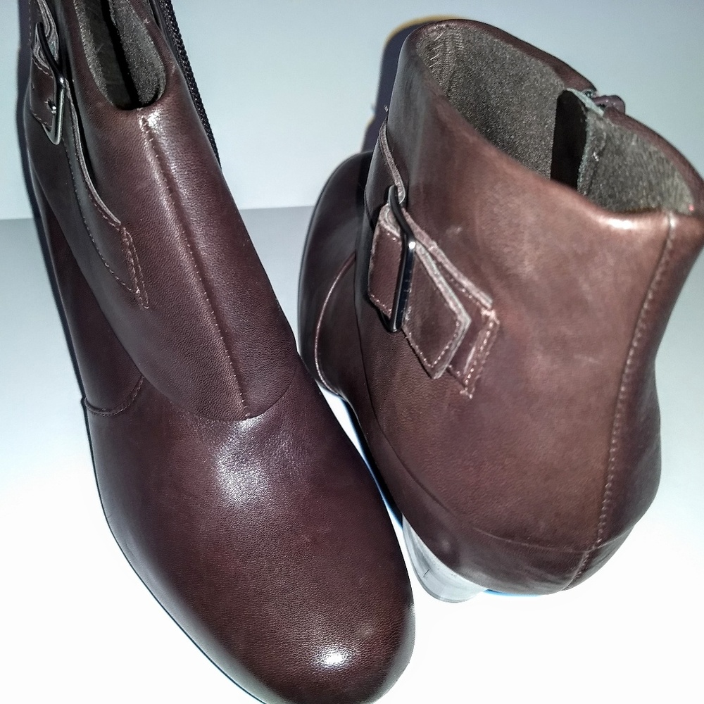 NEW Clarks boots Bendable women 8 brown leather zip on side buckle on other